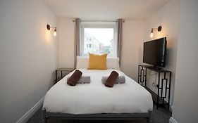 Bank Apartment - Prime Town Centre Location - Close To The Beach!